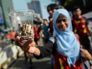 Aksi Bersih-bersih Sampah di CFD Jakarta