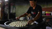Melihat Pembuatan Choi Pan Sakkok Khas Singkawang