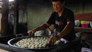 Melihat Pembuatan Choi Pan Sakkok Khas Singkawang