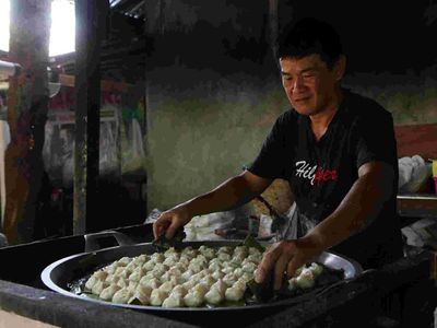 Melihat Pembuatan Choi Pan Sakkok Khas Singkawang