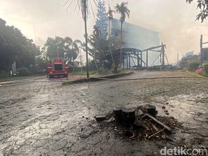 Kebakaran Landa Eks Rumah Makan Sari Sunda Saat Hujan Lebat