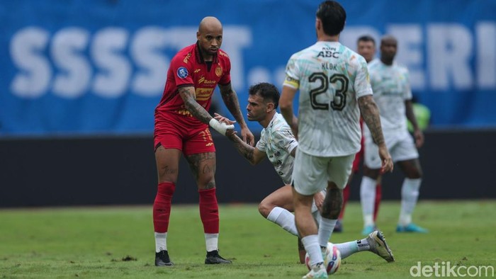 Persija Jakarta melawan Persib Bandung di lanjutan Liga 1.