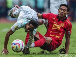Kedua tim bermain hati-hati di awal-awal pertandingan dimulai. 