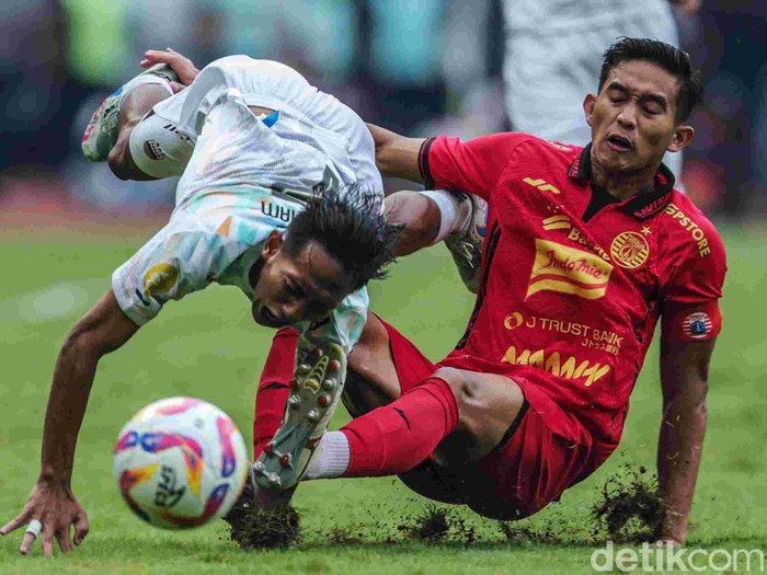 Laga Persija Jakarta vs Persib Bandung dalam lanjutan Liga 1 2024/2025 di Stadion Patriot Chandrabhaga, Kota Bekasi, Minggu (16/2/2025) berakhir imbang. Kedua tim harus puas dengan skor 2-2.