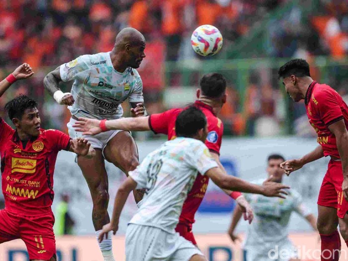 Laga Persija Jakarta vs Persib Bandung dalam lanjutan Liga 1 2024/2025 di Stadion Patriot Chandrabhaga, Kota Bekasi, Minggu (16/2/2025) berakhir imbang. Kedua tim harus puas dengan skor 2-2.