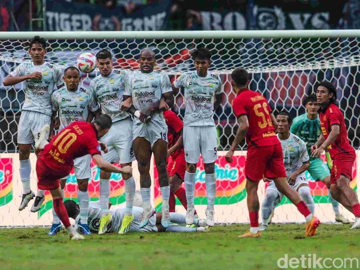 Laga Persija Jakarta vs Persib Bandung dalam lanjutan Liga 1 2024/2025 di Stadion Patriot Chandrabhaga, Kota Bekasi, Minggu (16/2/2025) berakhir imbang. Kedua tim harus puas dengan skor 2-2.