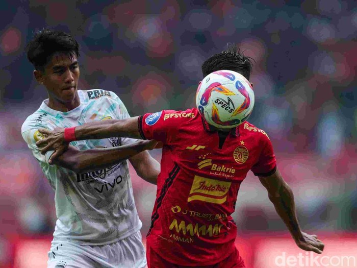 Laga Persija Jakarta vs Persib Bandung dalam lanjutan Liga 1 2024/2025 di Stadion Patriot Chandrabhaga, Kota Bekasi, Minggu (16/2/2025) berakhir imbang. Kedua tim harus puas dengan skor 2-2.