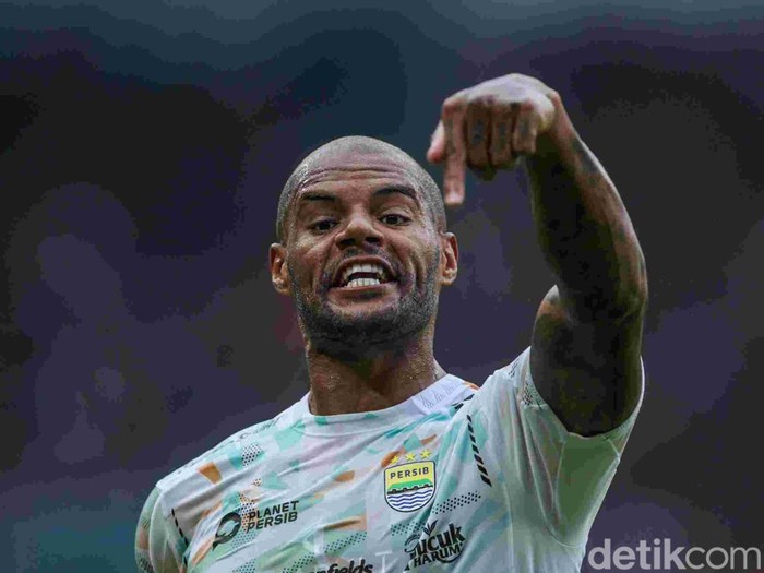 Laga Persija Jakarta vs Persib Bandung dalam lanjutan Liga 1 2024/2025 di Stadion Patriot Chandrabhaga, Kota Bekasi, Minggu (16/2/2025) berakhir imbang. Kedua tim harus puas dengan skor 2-2.