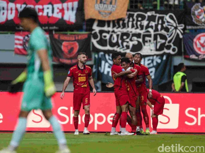 Laga Persija Jakarta vs Persib Bandung dalam lanjutan Liga 1 2024/2025 di Stadion Patriot Chandrabhaga, Kota Bekasi, Minggu (16/2/2025) berakhir imbang. Kedua tim harus puas dengan skor 2-2.