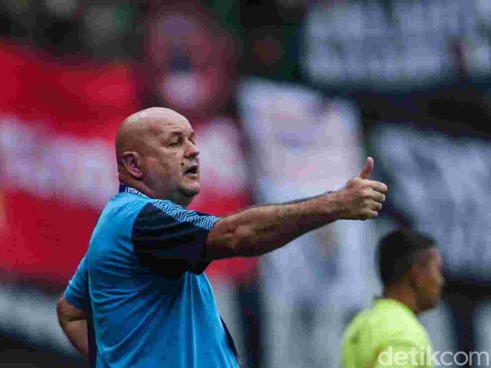 Laga Persija Jakarta vs Persib Bandung dalam lanjutan Liga 1 2024/2025 di Stadion Patriot Chandrabhaga, Kota Bekasi, Minggu (16/2/2025) berakhir imbang. Kedua tim harus puas dengan skor 2-2.