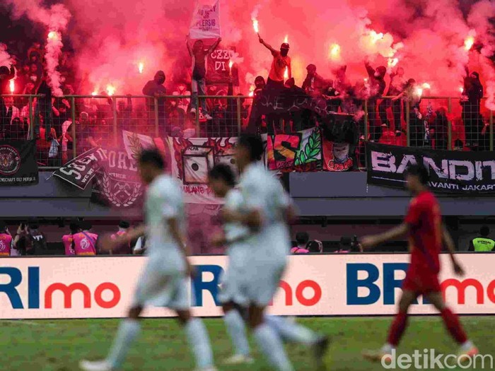 Laga Persija Jakarta vs Persib Bandung dalam lanjutan Liga 1 2024/2025 di Stadion Patriot Chandrabhaga, Kota Bekasi, Minggu (16/2/2025) berakhir imbang. Kedua tim harus puas dengan skor 2-2.