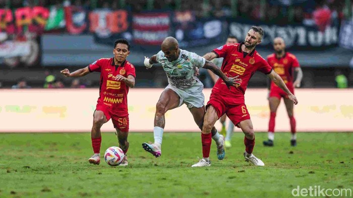 Laga Persija Jakarta vs Persib Bandung dalam lanjutan Liga 1 2024/2025 di Stadion Patriot Chandrabhaga, Kota Bekasi, Minggu (16/2/2025) berakhir imbang. Kedua tim harus puas dengan skor 2-2.