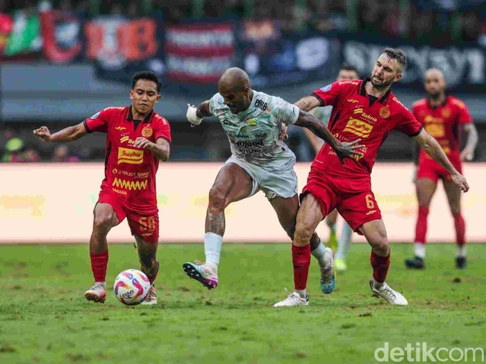 Laga Persija Jakarta vs Persib Bandung dalam lanjutan Liga 1 2024/2025 di Stadion Patriot Chandrabhaga, Kota Bekasi, Minggu (16/2/2025) berakhir imbang. Kedua tim harus puas dengan skor 2-2.