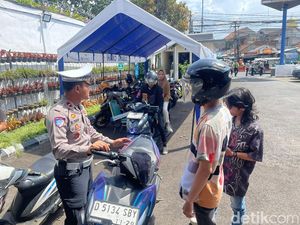 Cara Tak Biasa Polisi Tindak Pelanggar Lalin di Cimahi Cara Tak Biasa Polisi Tindak Pelanggar Lalin di Cimahi