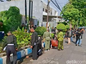Polisi Bersih-bersih Sampah Bareng Ratusan Pesilat di Kota Pasuruan Polisi Bersih-bersih Sampah Bareng Ratusan Pesilat di Kota Pasuruan