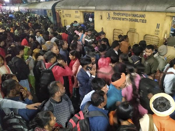 Potret Warga Desak-desakan Naik Kereta hingga Tewaskan 15 Orang di India