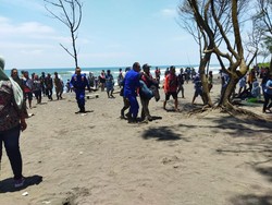 Wanita Muda Terseret Ombak di Pantai Cangkring Bantul