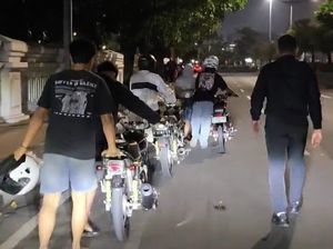 Rombongan Balap Liar Dorong Motor dari Tugu Muda ke Mapolrestabes Semarang Rombongan Balap Liar Dorong Motor dari Tugu Muda ke Mapolrestabes Semarang