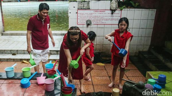 Ritual Mandi di Sumur Keramat Depok