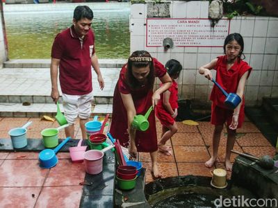 Ritual Mandi di Sumur Keramat Depok