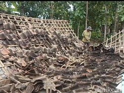 Nenek Tunanetra di Ngawi Selamat Saat Tertimpa Rumahnya yang Roboh