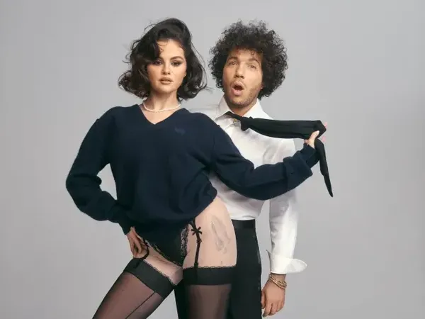 8 Pose Quirky Selena Gomez dan Benny Blanco, Bikin Heboh Internet