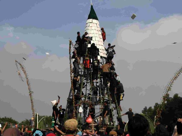 Serunya Berebut Tumpeng Tempe di Sidoarjo