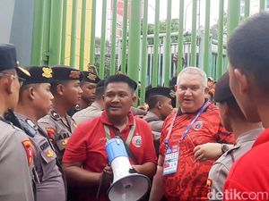 Momen di Luar Stadion Patriot Saat Laga Persija Vs Persib