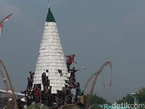 Tradisi Gunungan Tempe Raksasa di Sidoarjo Diganggu Copet Tradisi Gunungan Tempe Raksasa di Sidoarjo Diganggu Copet
