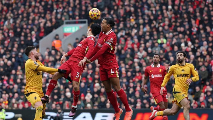 Soccer Football - Premier League - Liverpool v Wolverhampton Wanderers - Anfield, Liverpool, Britain - February 16, 2025 Wolverhampton Wanderers Matt Doherty in action with Liverpools Wataru Endo and Virgil van Dijk REUTERS/Phil Noble EDITORIAL USE ONLY. NO USE WITH UNAUTHORIZED AUDIO, VIDEO, DATA, FIXTURE LISTS, CLUB/LEAGUE LOGOS OR LIVE SERVICES. ONLINE IN-MATCH USE LIMITED TO 120 IMAGES, NO VIDEO EMULATION. NO USE IN BETTING, GAMES OR SINGLE CLUB/LEAGUE/PLAYER PUBLICATIONS. PLEASE CONTACT YOUR ACCOUNT REPRESENTATIVE FOR FURTHER DETAILS..