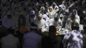 Doa Ziarah Kubur Orang Tua Laki-Laki: Arab, Latin dan Terjemahannya