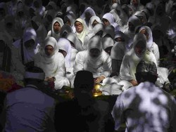 Doa Ziarah Kubur Orang Tua Laki-Laki: Arab, Latin dan Terjemahannya