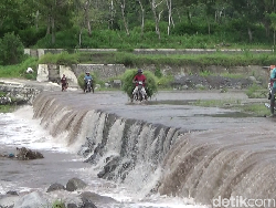 Penampakan Warga Nekat Seberangi Banjir Lahar Dingin Semeru