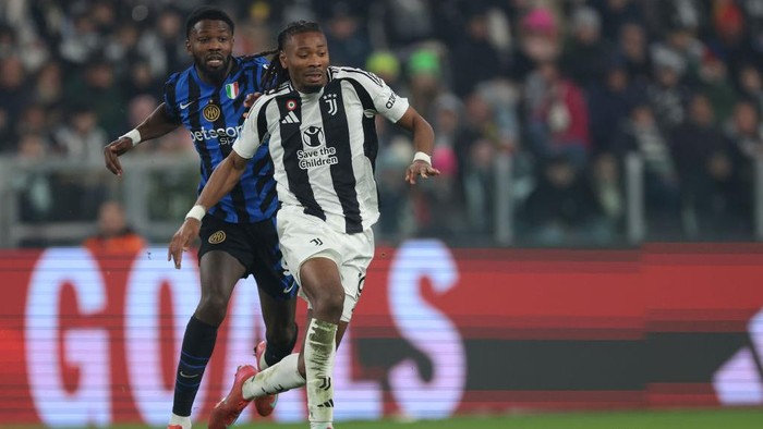 TURIN, ITALY - FEBRUARY 16: Khephren Thuram of Juventus is pursued by his brother Marcus Thuram of FC Internazionale during the Serie A match between Juventus FC and FC Internazionale at Allianz Stadium on February 16, 2025 in Turin, Italy. (Photo by Jonathan Moscrop/Getty Images)