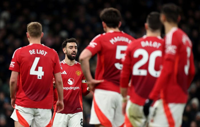 LONDON, ENGLAND - FEBRUARY 16: Bruno Fernandes of Manchester United speaks to his team mates during the Premier League match between Tottenham Hotspur FC and Manchester United FC at Tottenham Hotspur Stadium on February 16, 2025 in London, England. (Photo by Catherine Ivill - AMA/Getty Images)