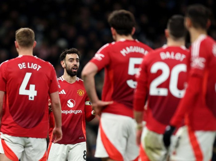 LONDON, ENGLAND - FEBRUARY 16: Bruno Fernandes of Manchester United speaks to his team mates during the Premier League match between Tottenham Hotspur FC and Manchester United FC at Tottenham Hotspur Stadium on February 16, 2025 in London, England. (Photo by Catherine Ivill - AMA/Getty Images)