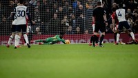 Onana gagal menepis bola dengan baik, yang bisa dimanfaatkan James Maddison menjadi gol. Momen itu memastikan kemenangan The Lilywhites. (Foto: Ash Donelon/Manchester United via Getty Images)