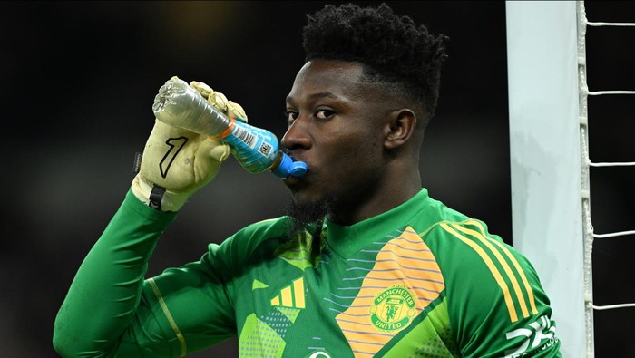  Andre Onana of Manchester United drinks from a bottle during the Premier League match between Tottenham Hotspur FC and Manchester United FC at Tottenham Hotspur Stadium on February 16, 2025 in London, England. (Photo by Justin Setterfield/Getty Images)