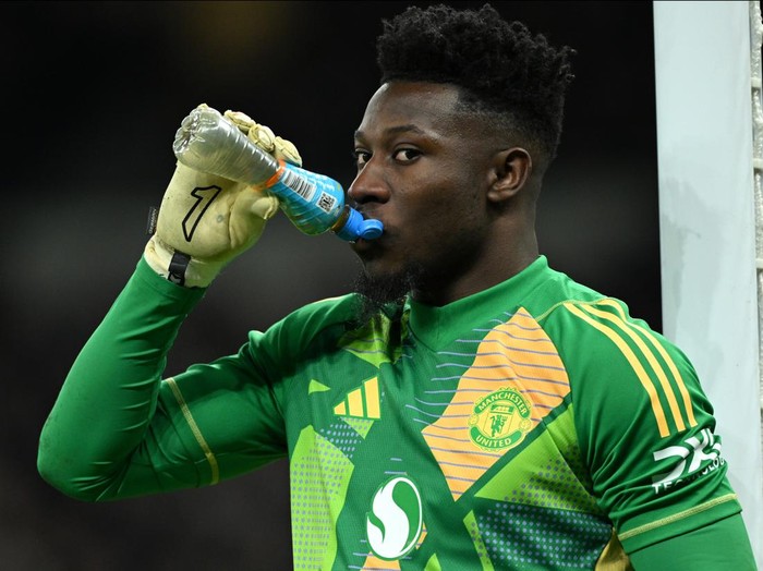 LONDON, ENGLAND - FEBRUARY 16: Andre Onana of Manchester United drinks from a bottle during the Premier League match between Tottenham Hotspur FC and Manchester United FC at Tottenham Hotspur Stadium on February 16, 2025 in London, England. (Photo by Justin Setterfield/Getty Images)