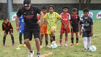 Mantan pemain sepak bola Timnas Indonesia Cristian Gonzales (kanan) memberikan coaching clinic kepada perwakilan peserta Milo National Championship 2025 di Stadion Ciracas, Jakarta, Minggu (16/2/2025).