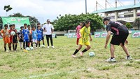 Anak-anak antusias berlatih sesuai arahan Gonzales.