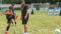 Cristian El Loco Gonzales memberikan pelatihan yang mencakup berbagai latihan dasar sepak bola, seperti passing, controlling, dribbling, hingga shooting.
