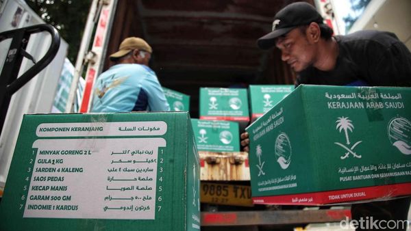 Antusias Warga Terima Bantuan Pangan Ramadan dari Arab Saudi