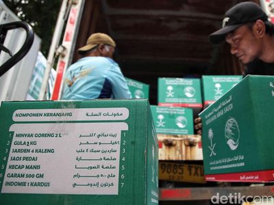 Antusias Warga Terima Bantuan Pangan Ramadan dari Arab Saudi