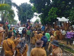 Gaji Tak Dibayar 3 Bulan, Perangkat Desa di Pandeglang Gelar Demo