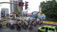 Bahaya! Pemotor Nekat Lawan Arah Demi Persingkat Jarak