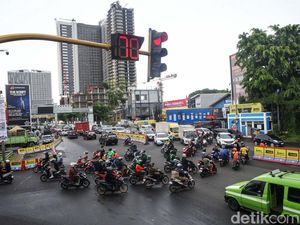 Bahaya! Pemotor Nekat Lawan Arah Demi Persingkat Jarak