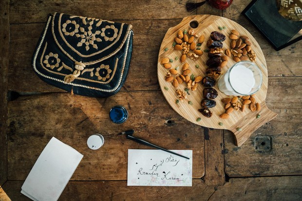Berburu Takjil Favorit/Foto: pexels.com/Anna Tarazevich Salah satu kebiasaan wajib saat Ramadan adalah berburu takjil