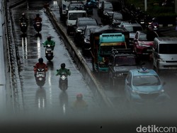 Video: Cuaca Ekstrem, BMKG Minta Transportasi Laut-Udara Waspada