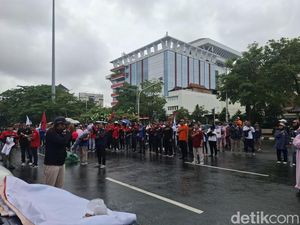 Buruh Jepara Demo Tolak Revisi UMSK di Kantor Gubernur, Ancam Gugat ke PTUN Buruh Jepara Demo Tolak Revisi UMSK di Kantor Gubernur, Ancam Gugat ke PTUN